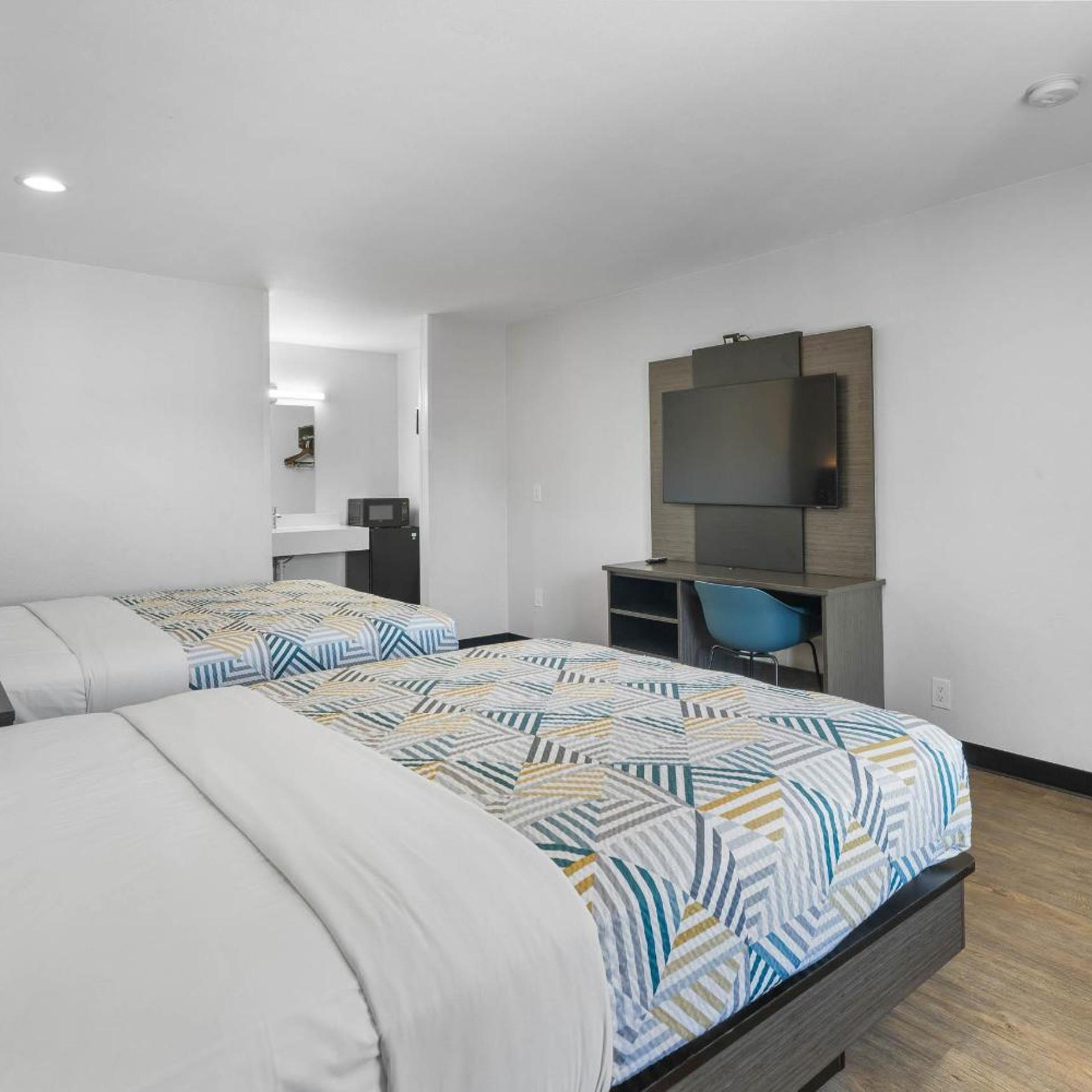 2 Queen Beds Non-Smoking, Micfridge