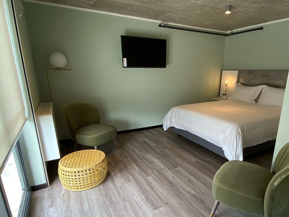 STUDIO, SUITE, KING BED