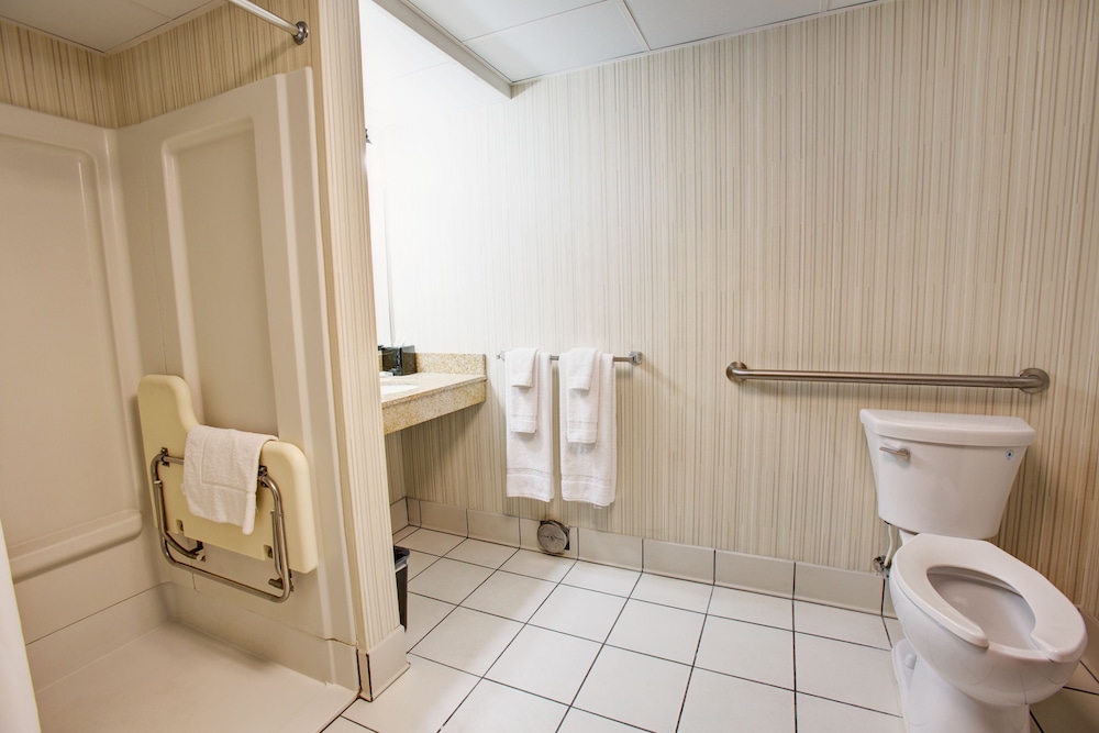 Country Inn and Suites by Radisson, Traverse City, MI 18/46