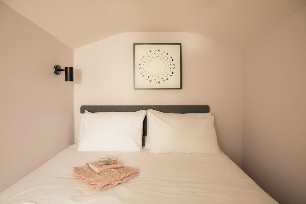 Comfy, Semi Basement, Double Bed