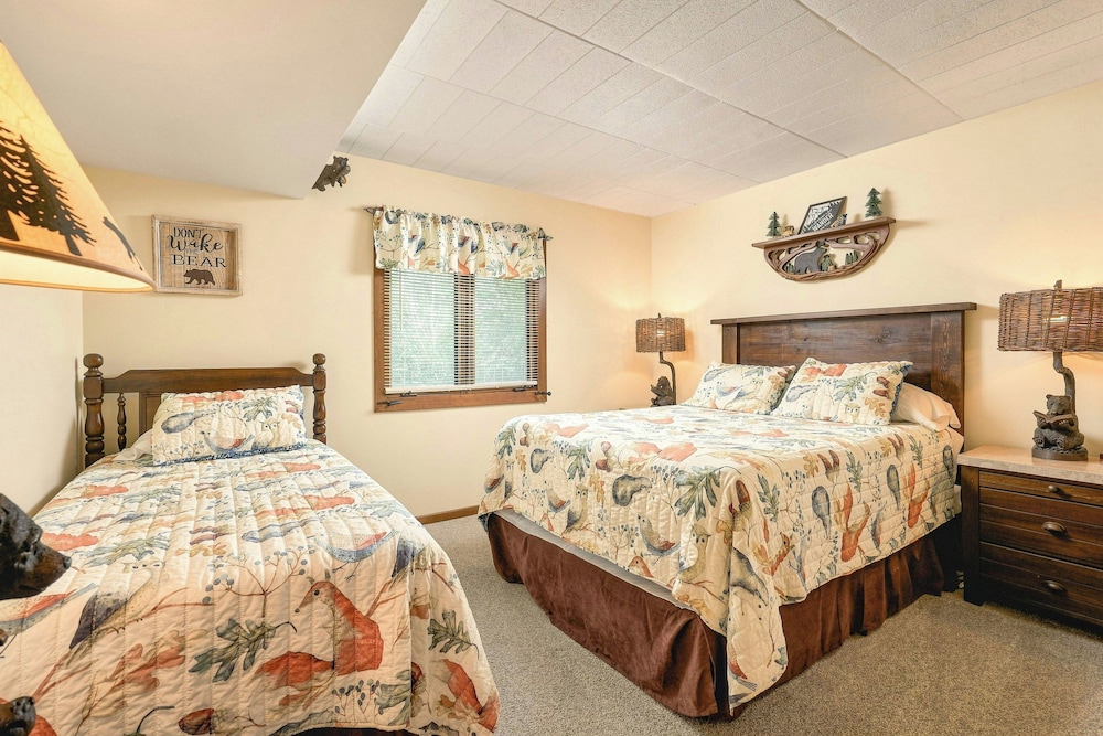 2 Bedrooms, Condo, Mountain, Deluxe, Villa, Queen and Twin Beds، Seven Springs Resort 2/7