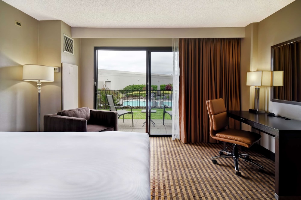 DoubleTree by Hilton Hotel Pleasanton at the Club 25/70