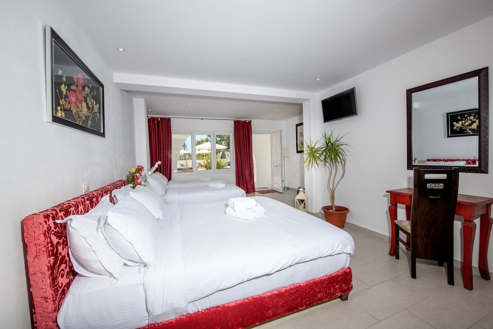 FAMILY SUITE, DOUBLE AND TWIN BEDS, POOL VIEW, PATIO