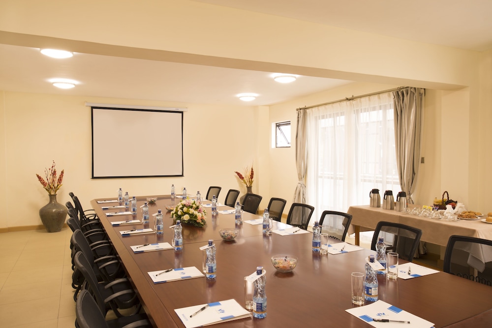 Lotos Inn Suites 60/70