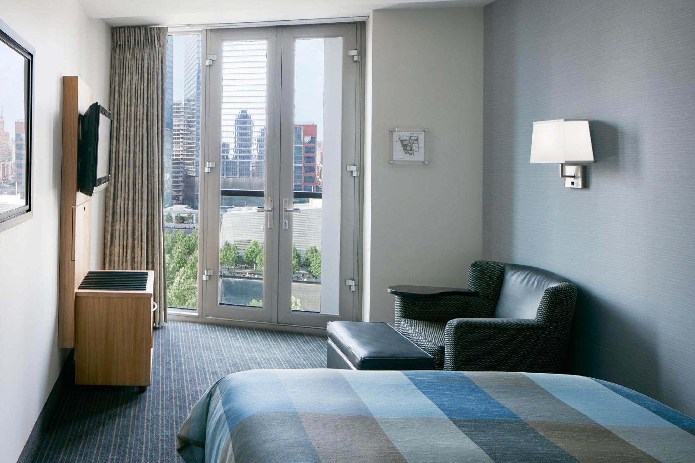 Superior, Queen Bed, Museum View