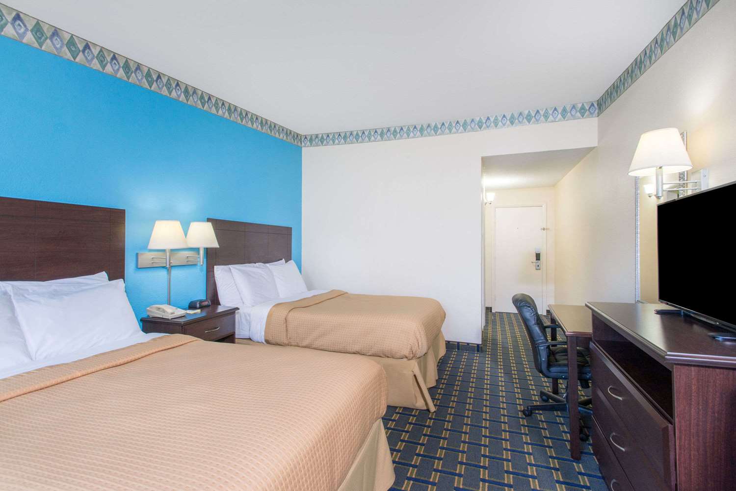 Days Inn By Wyndham Roanoke Near I-81 30/47