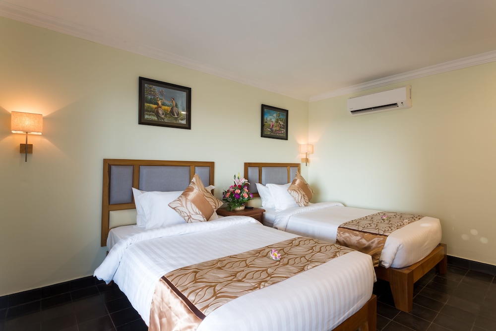 DELUXE, TWIN BEDS, POOL VIEW