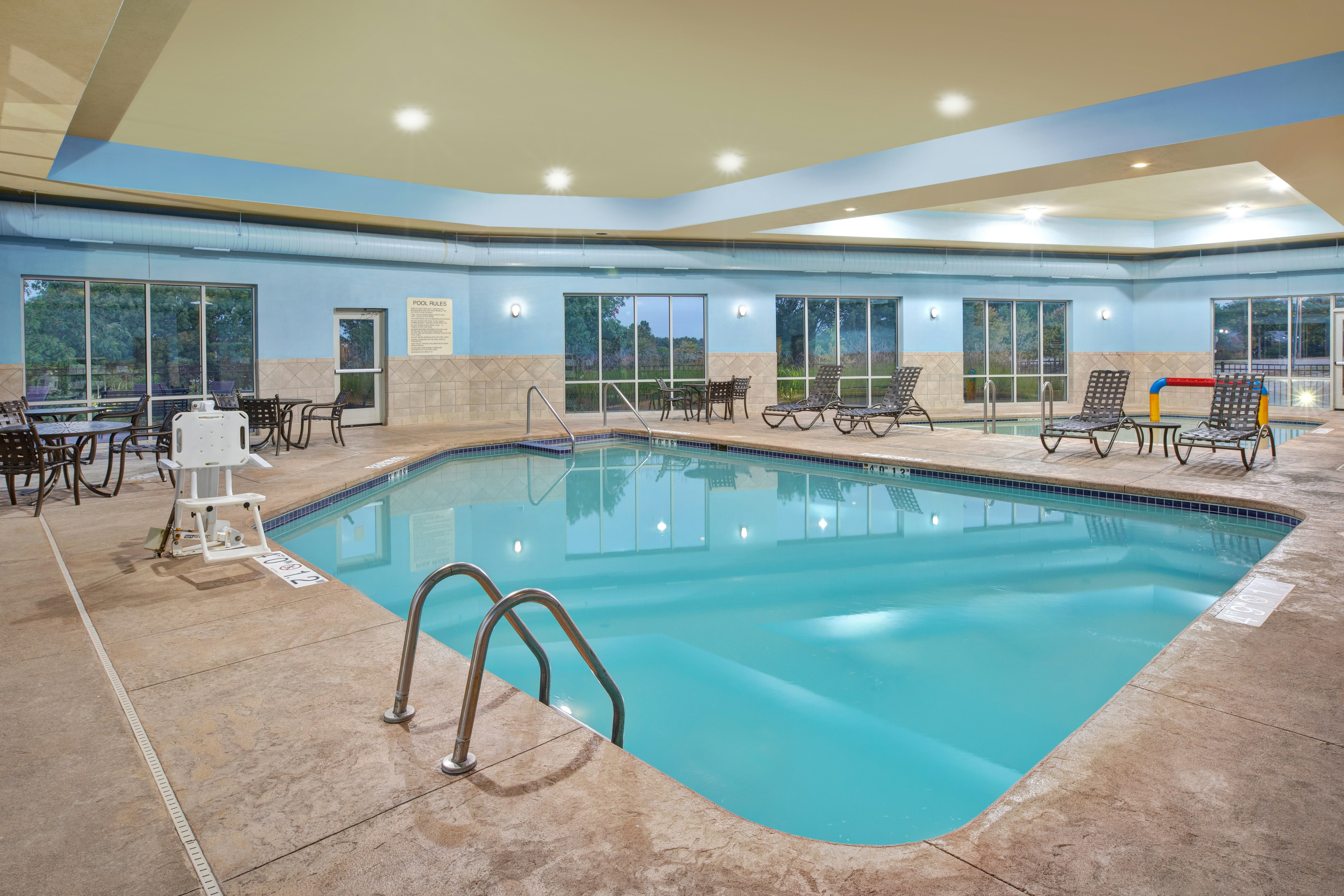 Holiday Inn Express And Suites Milwaukee Nw Park Place 49/79