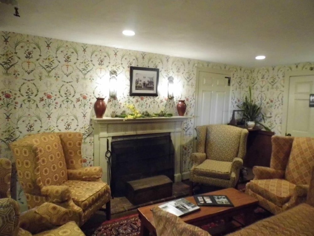 Publick House Historic Inn And Country Motor Lodge 30/49
