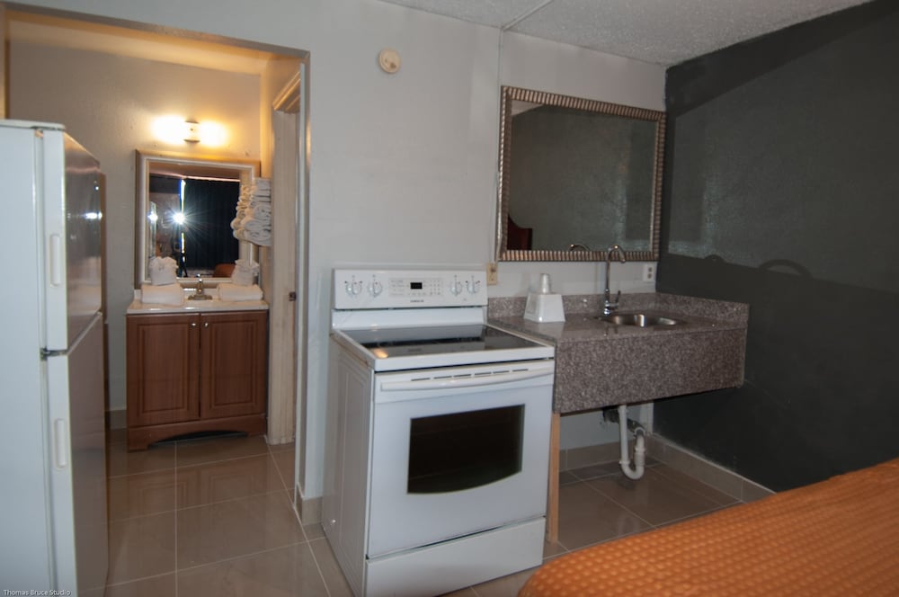 Express Inn & Suites - 5 Miles from St Petersburg Clearwater Airport 33/43