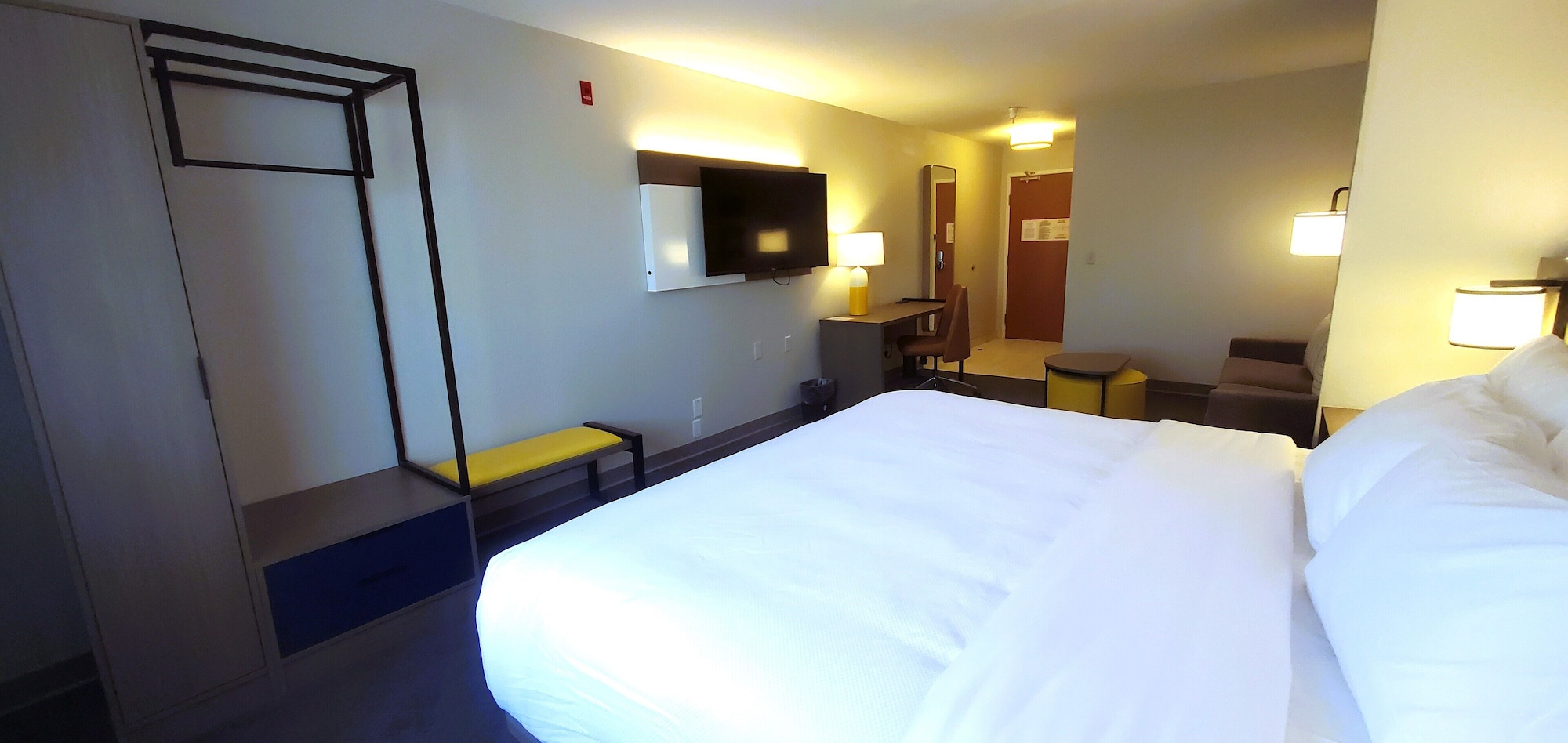 جناح بسرير كينج مع أريكة، Comfort Inn & Suites Oklahoma City, OK 3/8