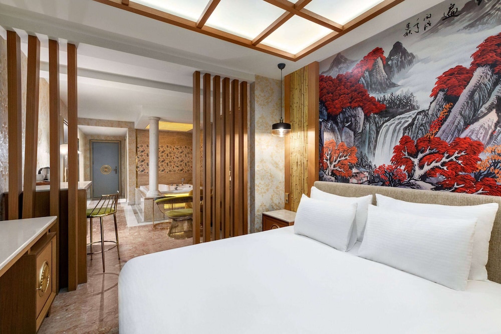 Premium, Suite, Jetted Pool