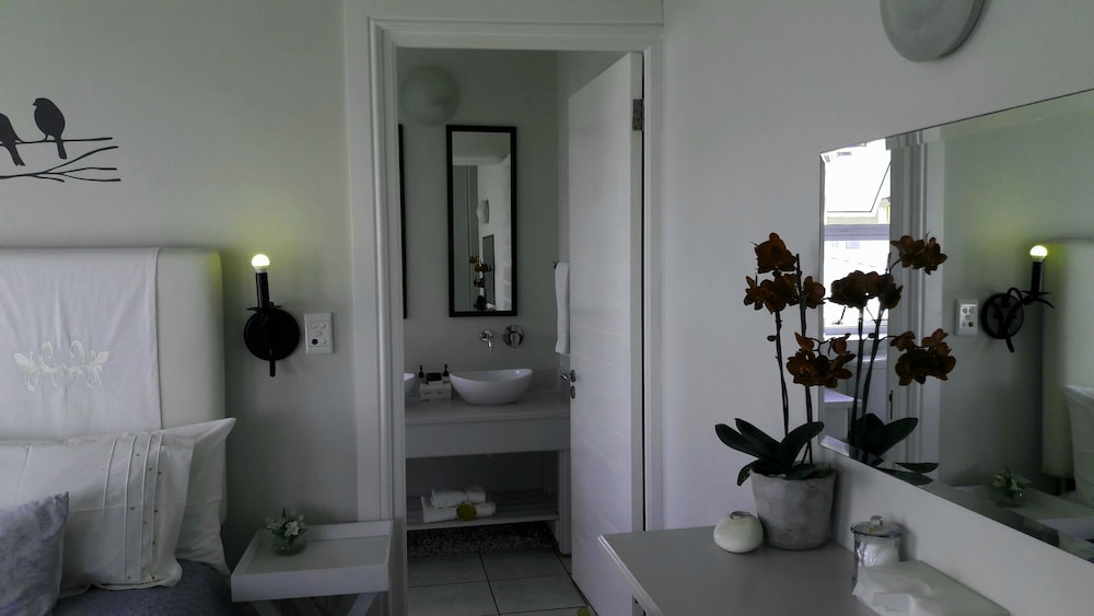 138 Marine Beachfront Guesthouse 49/50