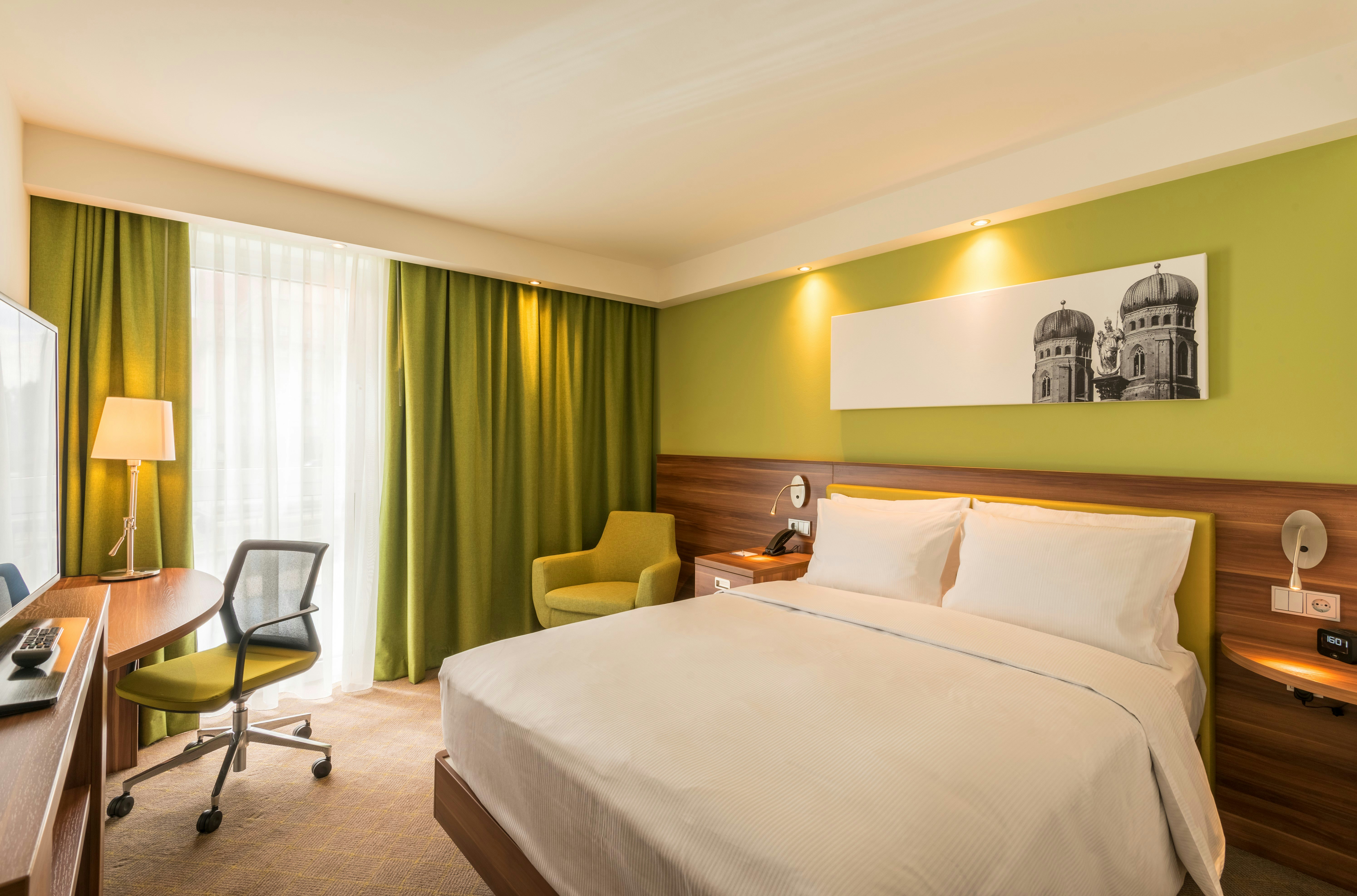 ROOM, QUEEN BED
