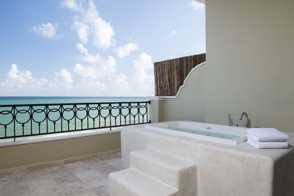 Master, Suite, King Bed, Ocean Front, Club Floor 3/4