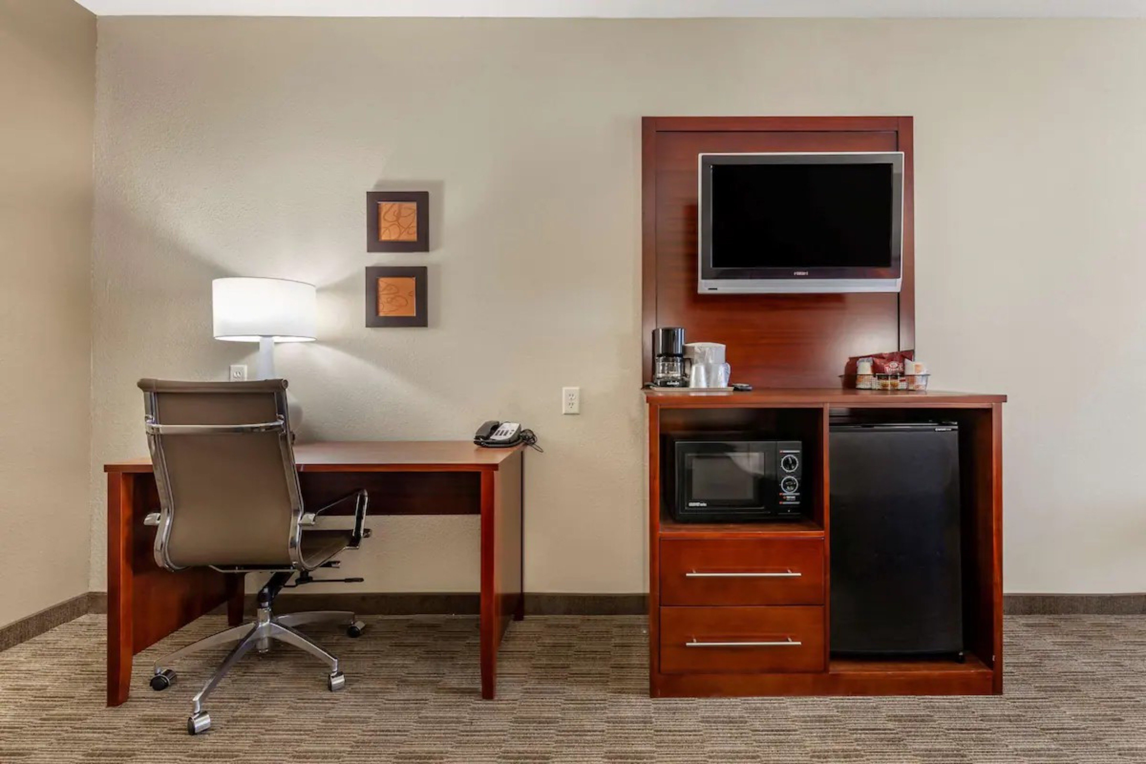 Holiday Inn Express And Suites Milwaukee Nw Park Place 68/79