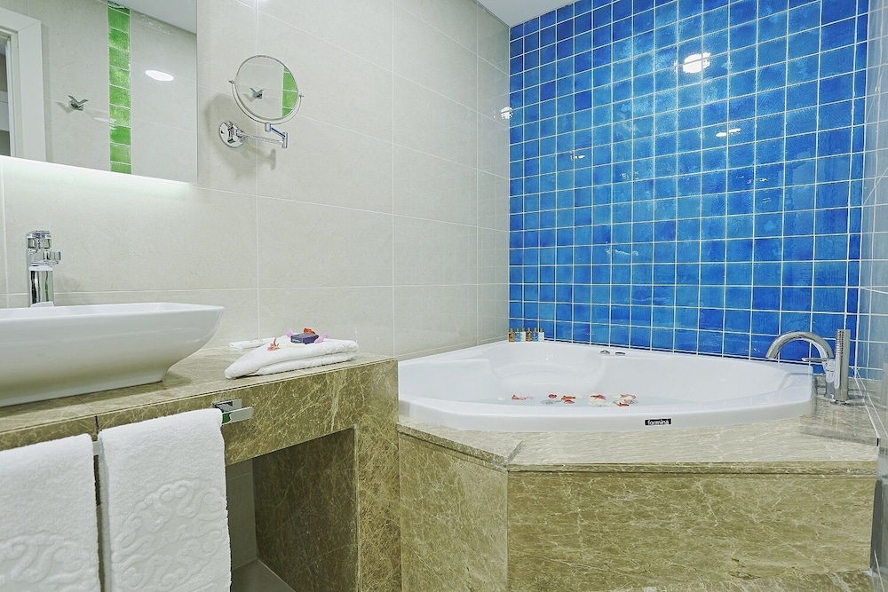 The Grand Mira Hotel 48/50