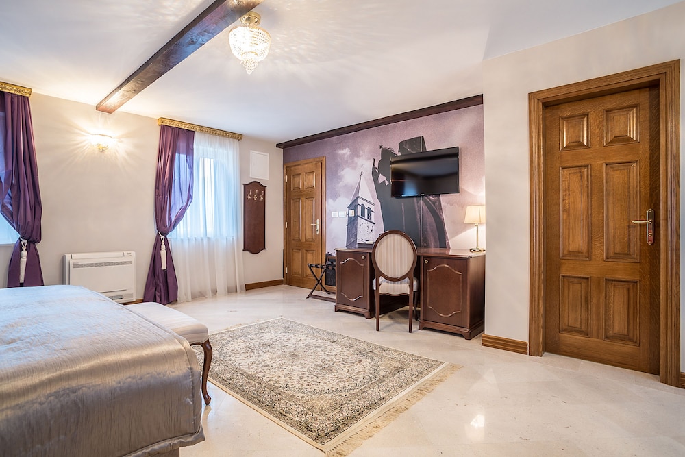 DELUXE, DOUBLE OR TWIN BED