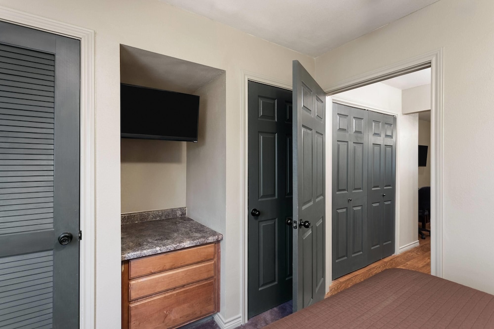 Eagles Den Suites Big Spring a Travelodge by Wyndham 13/34