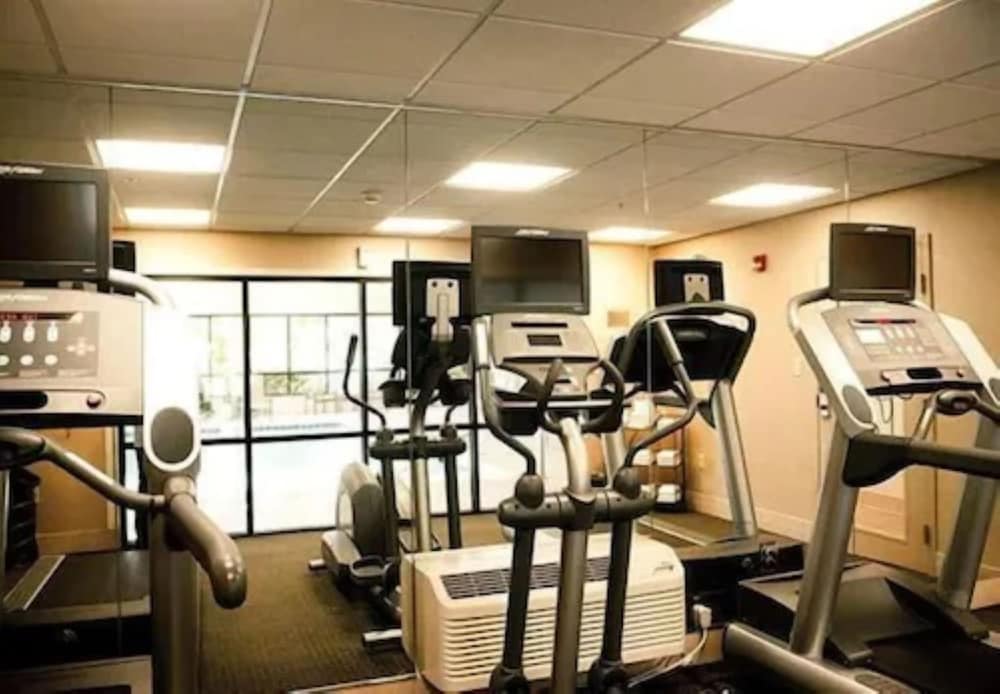 Chester Inn & Suites OH 14/27