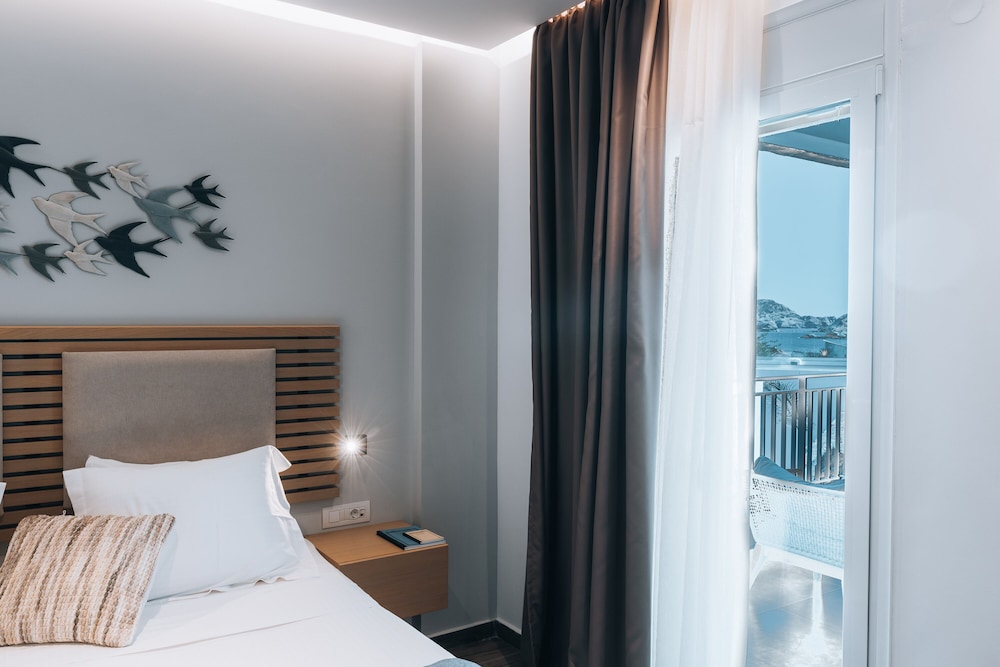 2 Bedrooms, Deluxe, Apartment, 2 Queen Beds, Partial Sea View, Sofa