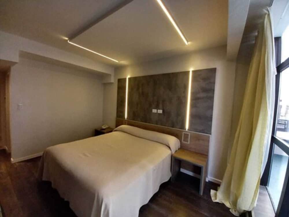 Hotel Versailles 31/39