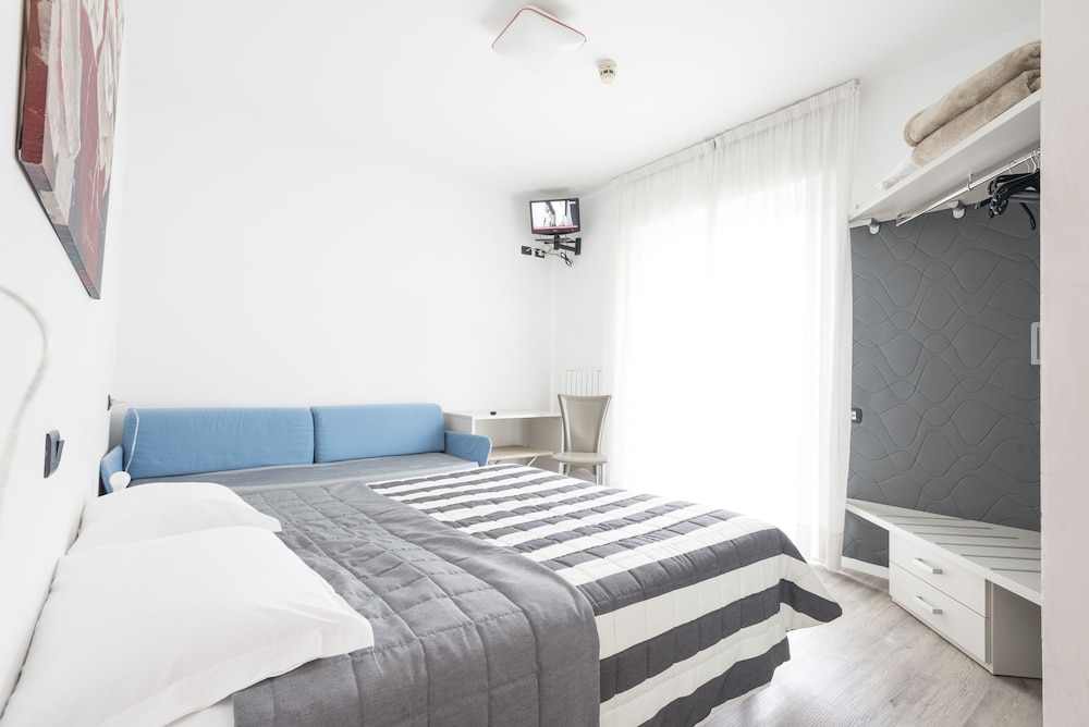 ROOM, TRIPLE