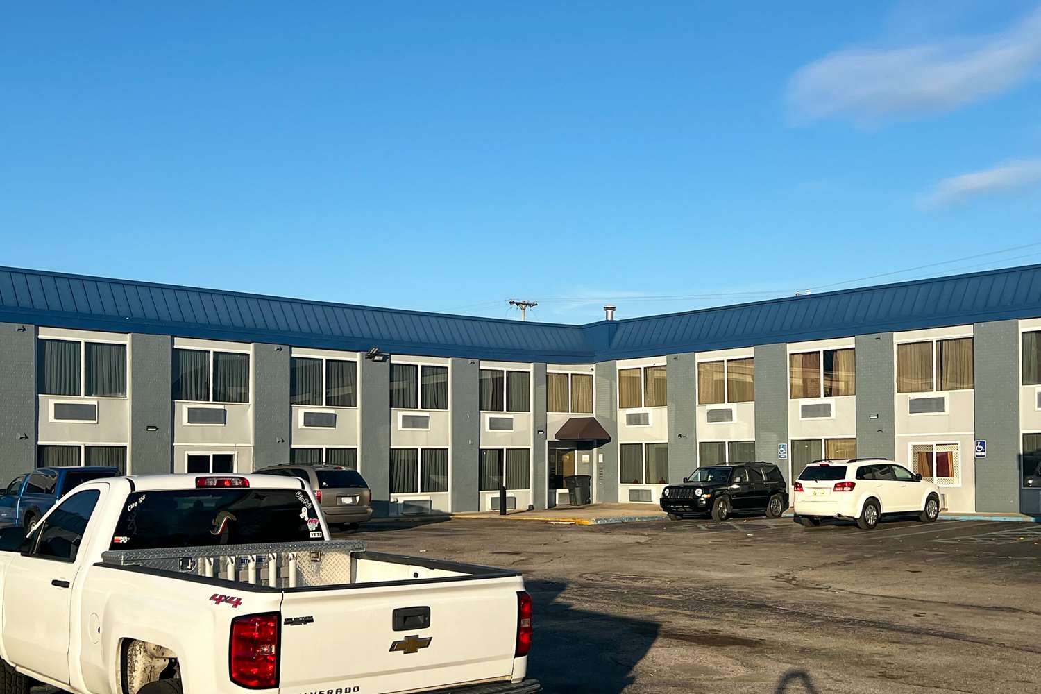 Days Inn & Suites by Wyndham Muskegon 16/17