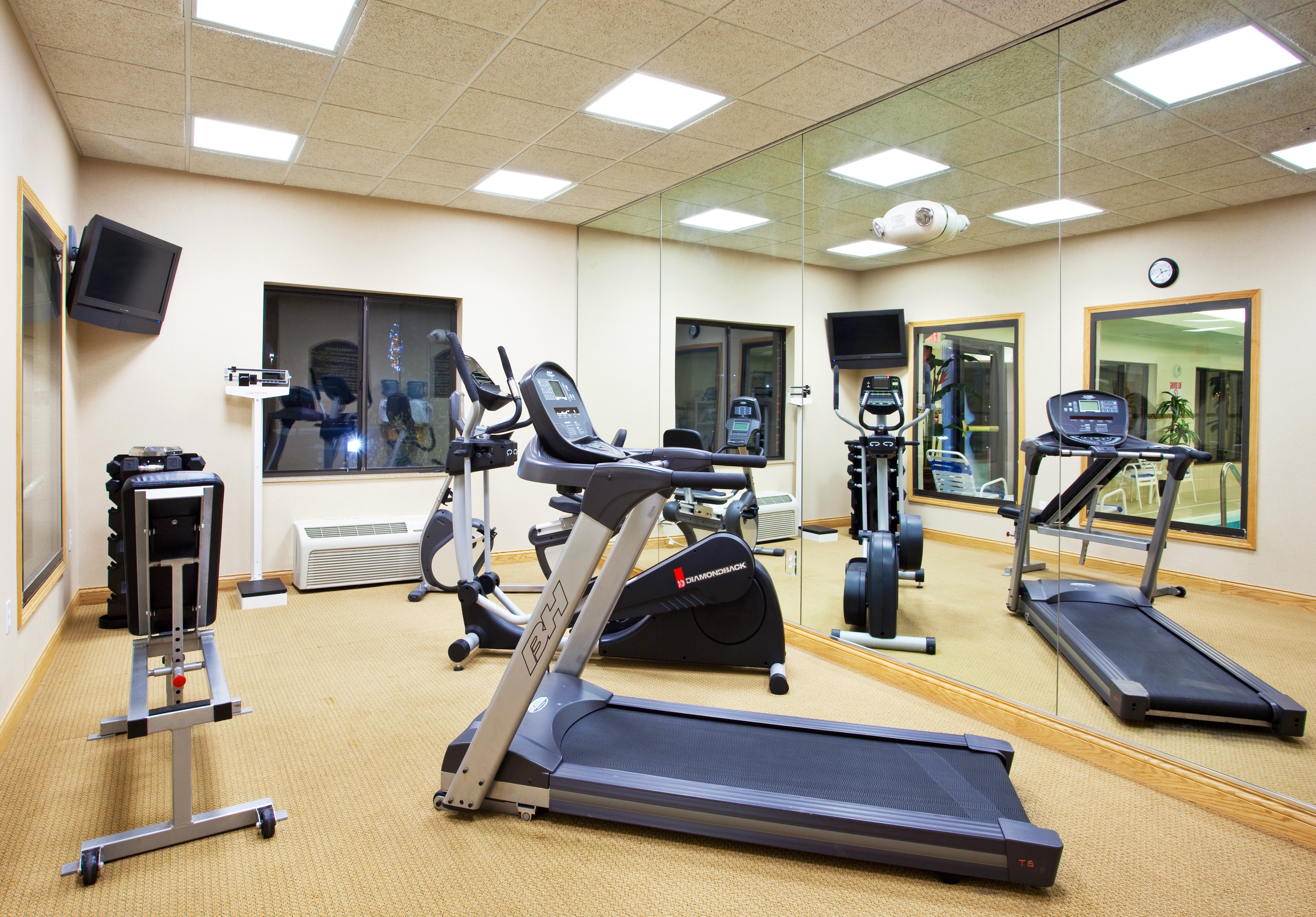 Holiday Inn Express Hotel Suites Detroit Utica 40/54