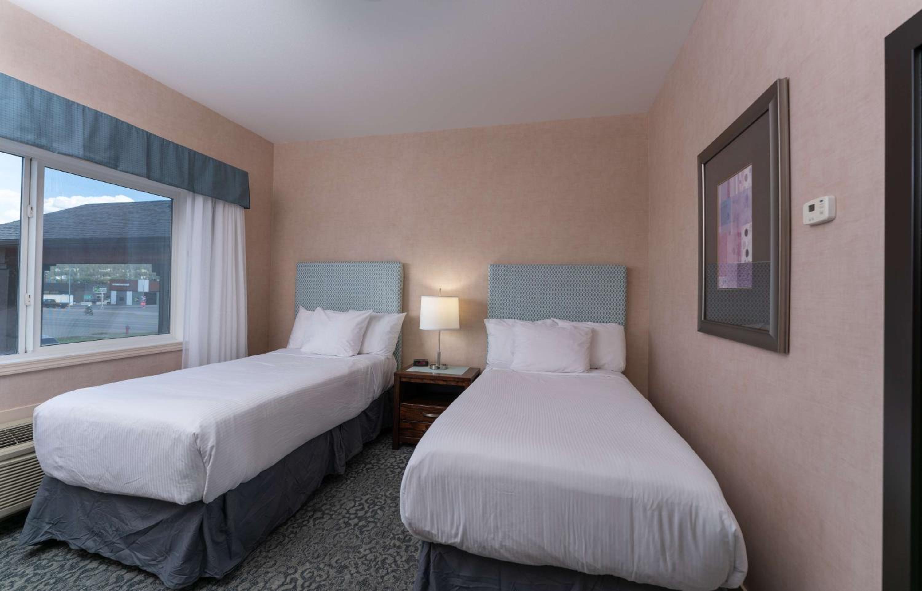 غرفة بسريرين منفصلين وسرير كينج مع أريكة