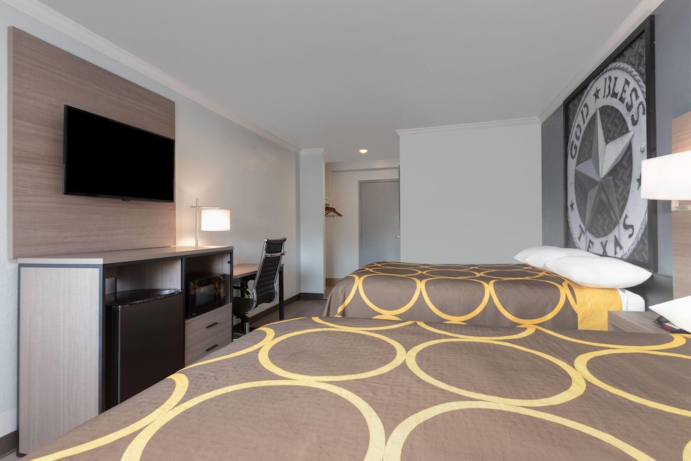 Super 8 by Wyndham Fort Worth Entertainment District 8/49