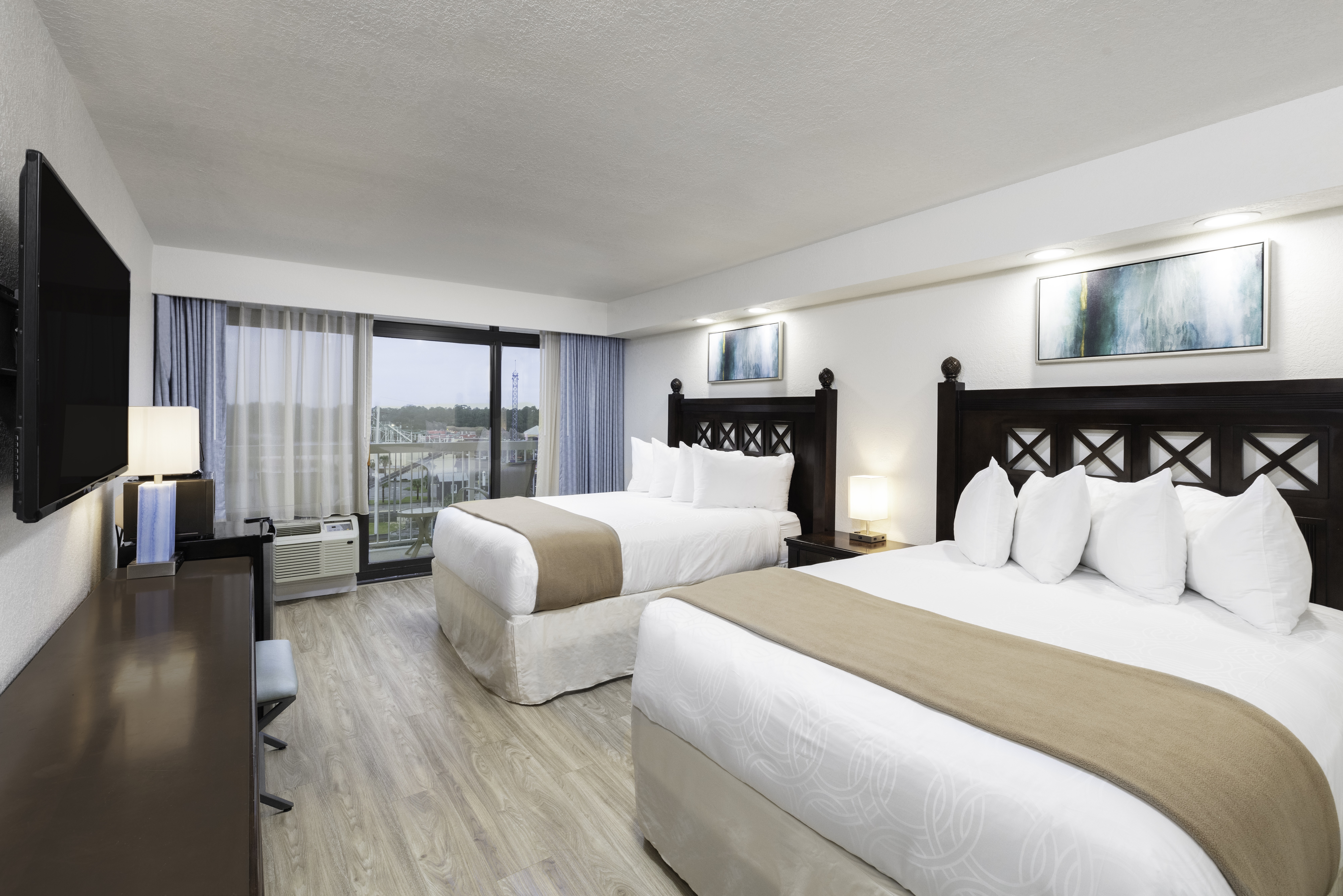 GUEST ROOM, DOUBLE BED, THEME PARK VIEW