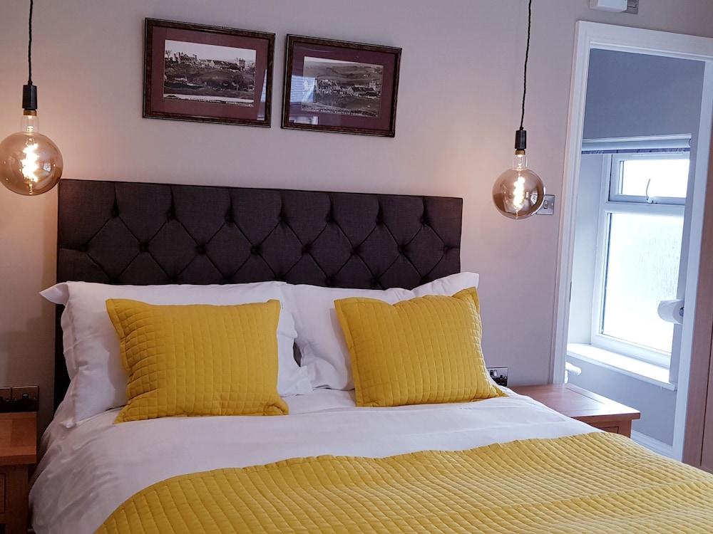 The Bowes Hotel 7/56