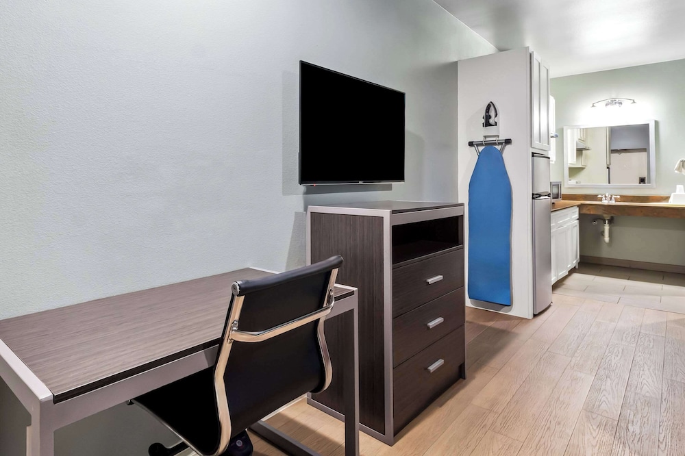 Econo Lodge Inn & Suites Channelview - Houston East 26/37