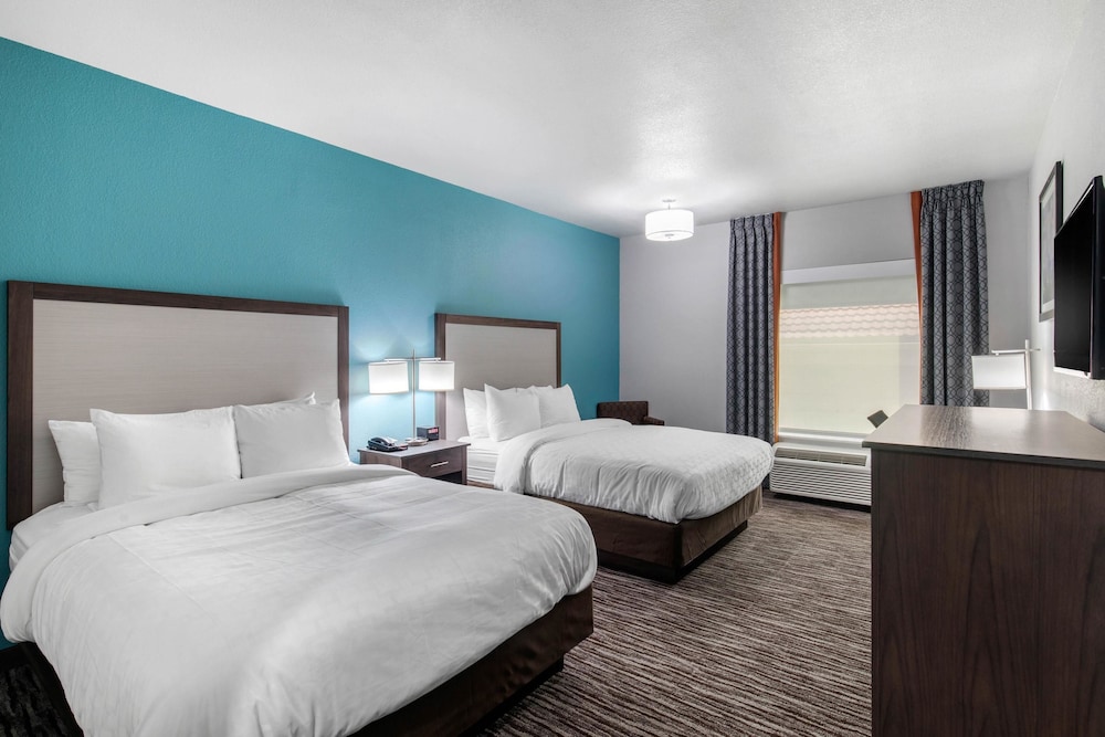 Clarion Inn & Suites Dfw North 18/49