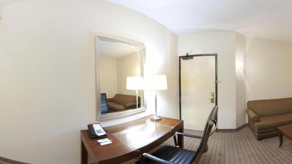 Holiday Inn Express Hotel And Suites Dallas Park Central Northeast 18/56