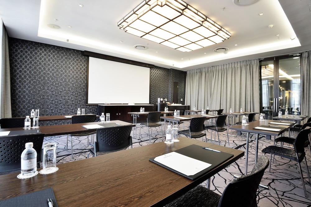 Davinci Hotel And Suites On Nelson Mandela Square 59/67