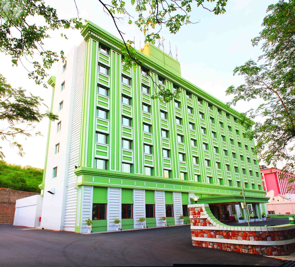Tara Comfort Hotel Ramoji Film City 3/33