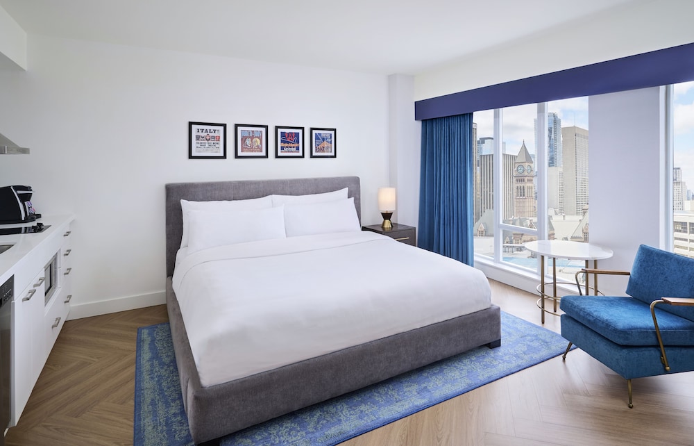 DELUXE, KING BED