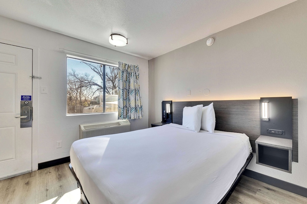 STANDARD, QUEEN BED
