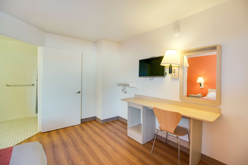 غرفة قياسية بسرير كوين، Motel6 Phoenix, AZ - East 4/8