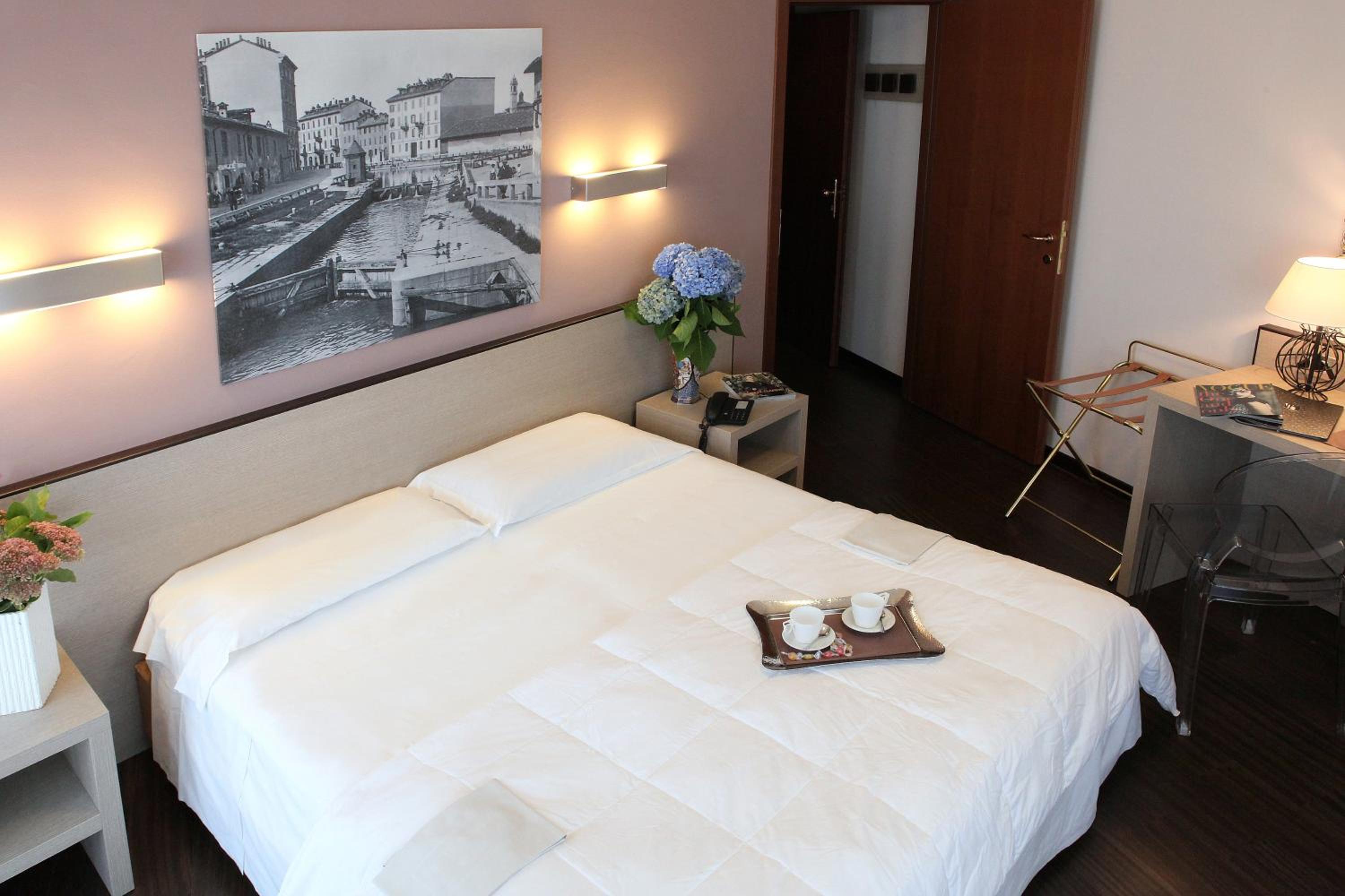 ROOM, DOUBLE OR TWIN BED