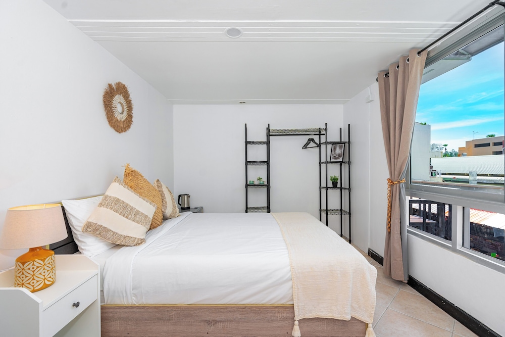 STANDARD, QUEEN BED