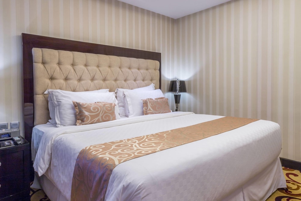 Deluxe, King Bed, Accessible, Wyndham Surabaya City Centre 7/10