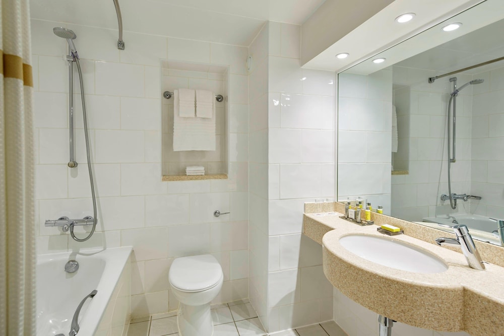 Delta Hotels by Marriott Swindon 7/33