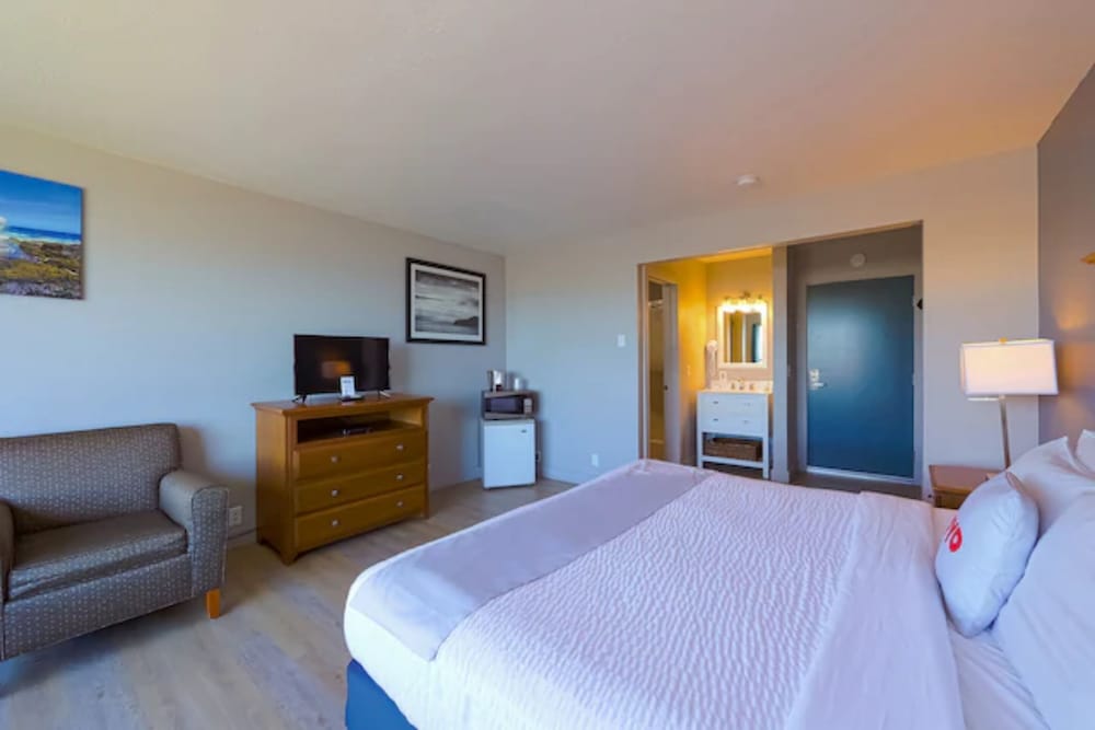 Waves Hotel NYE Beach - Newport OR 13/52