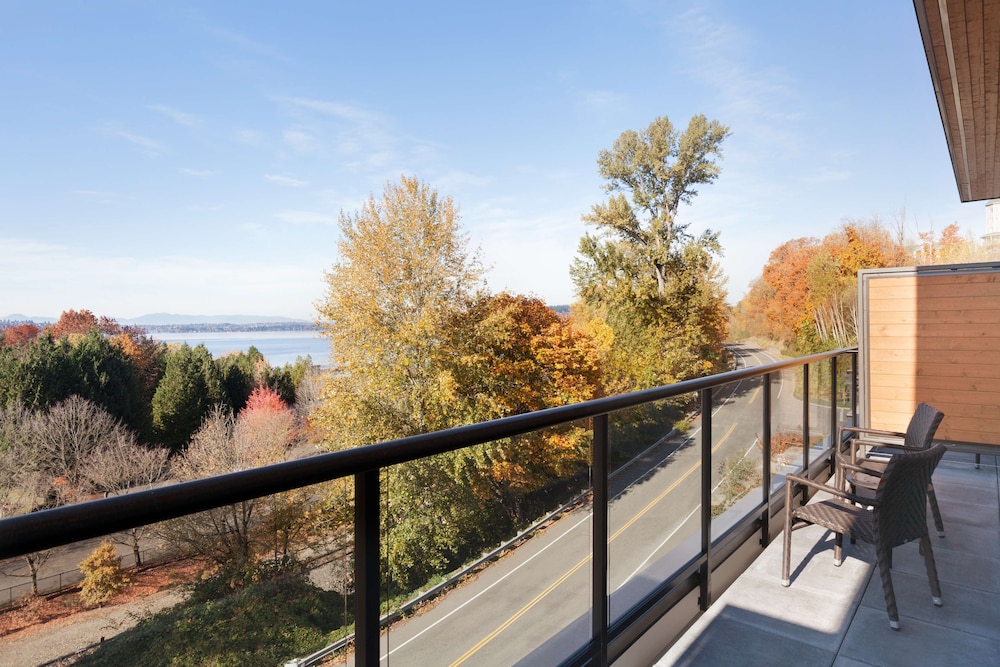 Hampton Inn Suites Seattle Renton 3/53