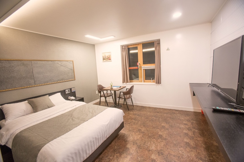 Hotel Major 2 10/51