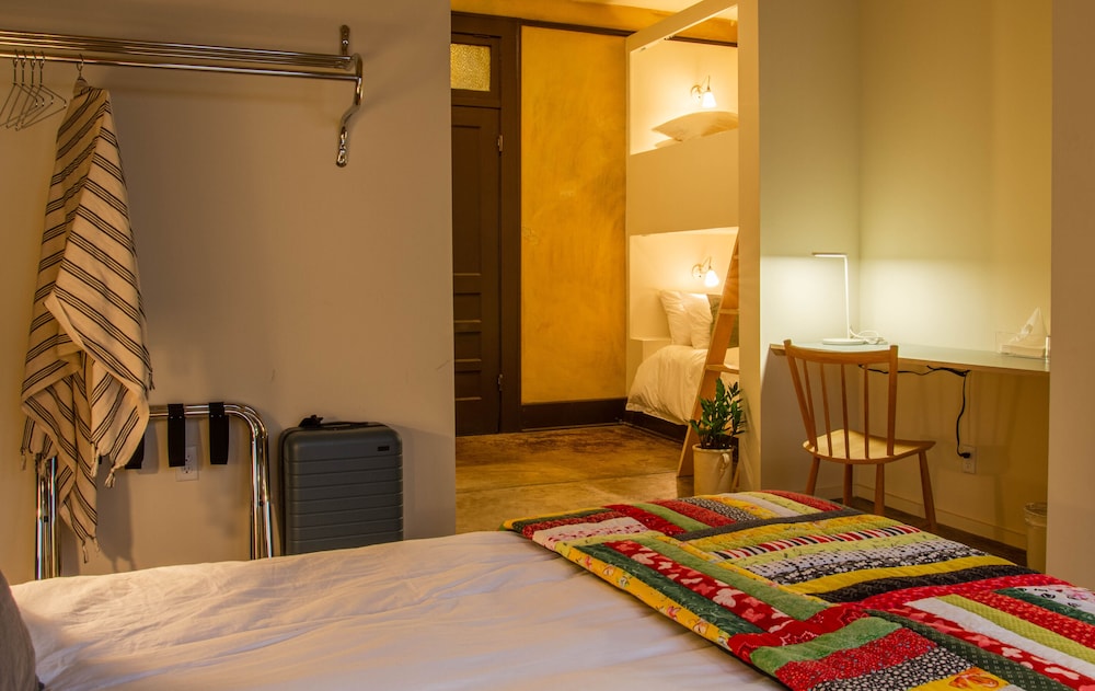 Travelers Hotel 19/39