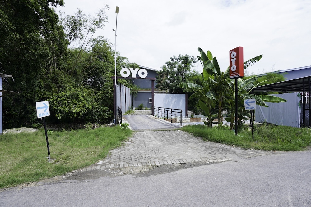 OYO 2493 Lotus Hotel Syariah 34/39